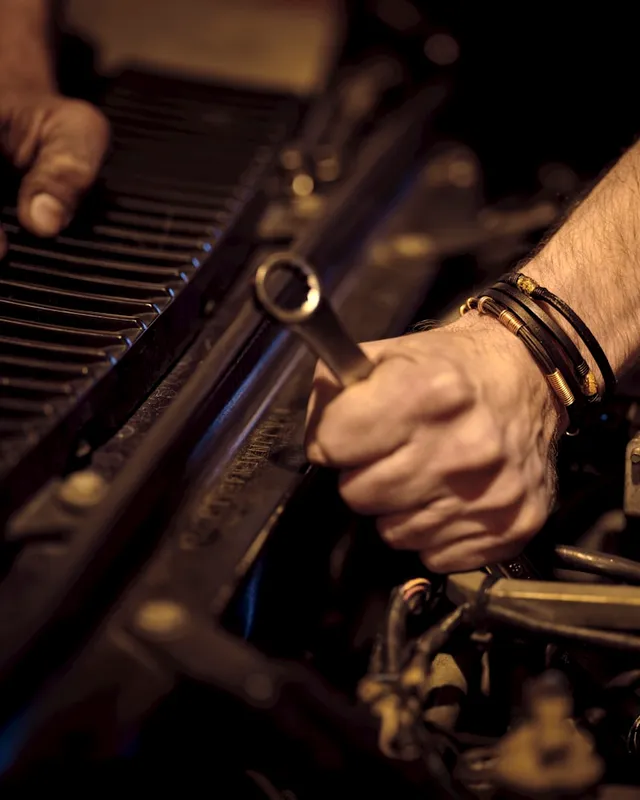 KFZ-Sachverständiger bei der Fahrzeugbegutachtung